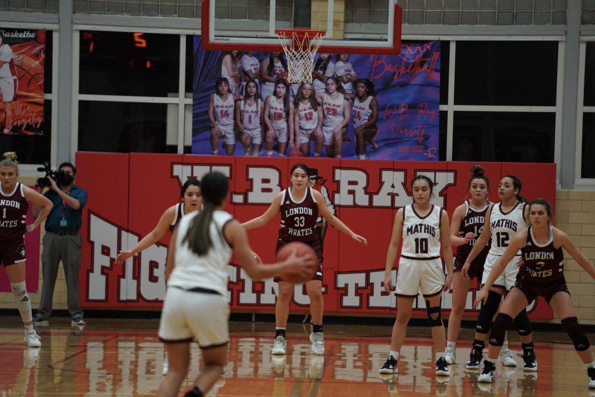 mathis-london-girls-basketball-playoffs00001